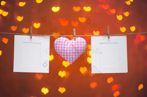 金汉爱情人节的心，自然绳和木夹挂在晾衣绳上的心博克闪耀的背景