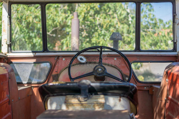 带<strong>有方</strong>向盘的古董拖拉机驾驶室