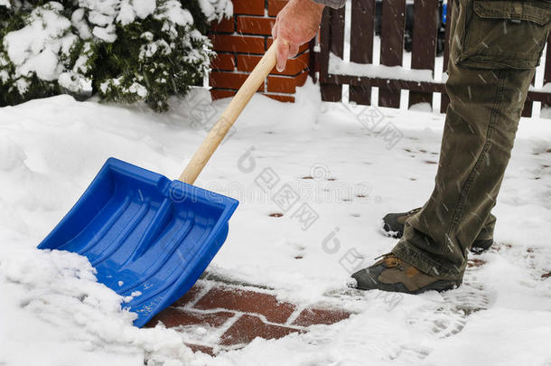 暴风雪过后人行道上的积雪