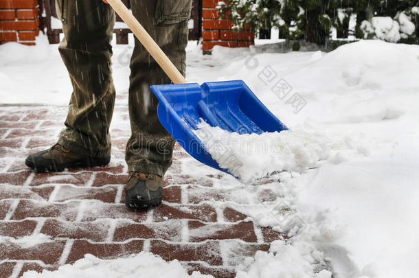 暴风雪过<strong>后人</strong>行道上的积雪