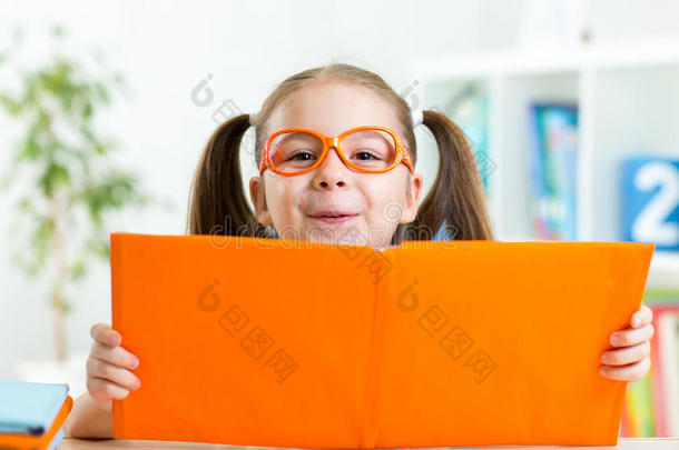 聪明的孩子小女孩后面的公开书