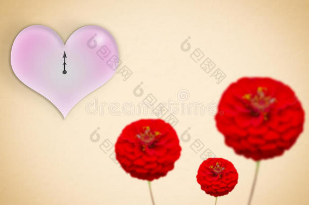 情人节的金色背景，红色的花朵和时钟。