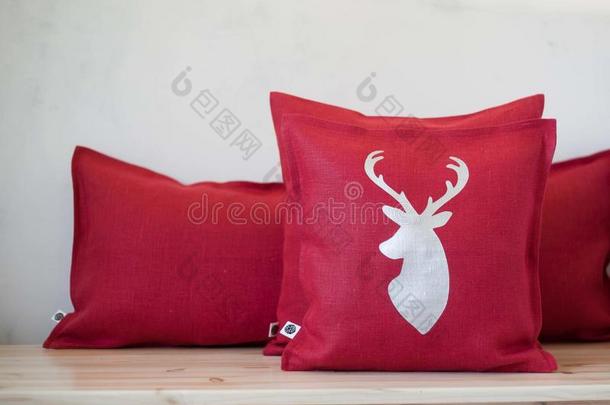 装饰枕头。 红色装饰枕头在内部组成。