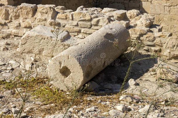 古城遗址中的柱状遗迹