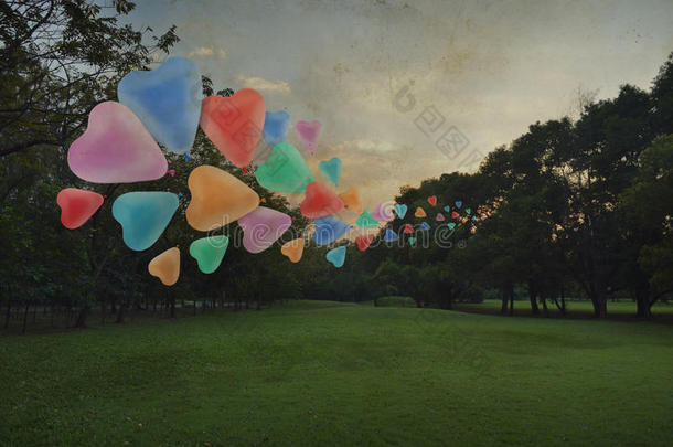 五颜六色的心爱<strong>气球漂浮</strong>在公园的空气中