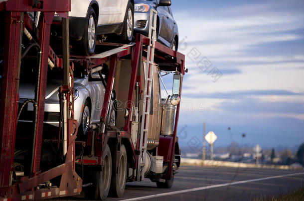 经典的大型钻机半卡车汽车运输与汽车在路上