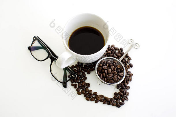 咖啡杯和咖啡豆线心形状和眼镜白色背景