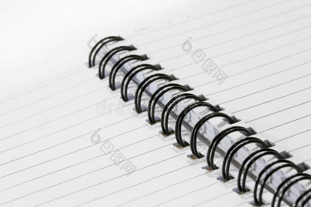 关闭一个螺旋装订笔记本与黑色螺旋