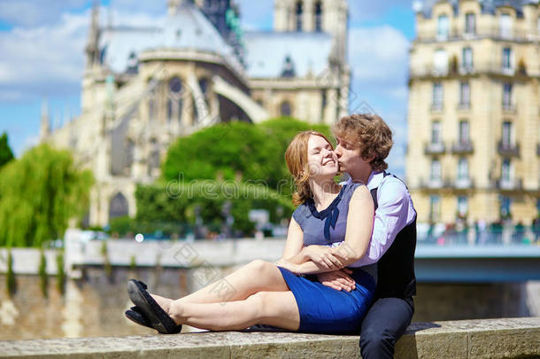 巴黎圣母院附近的情侣约会