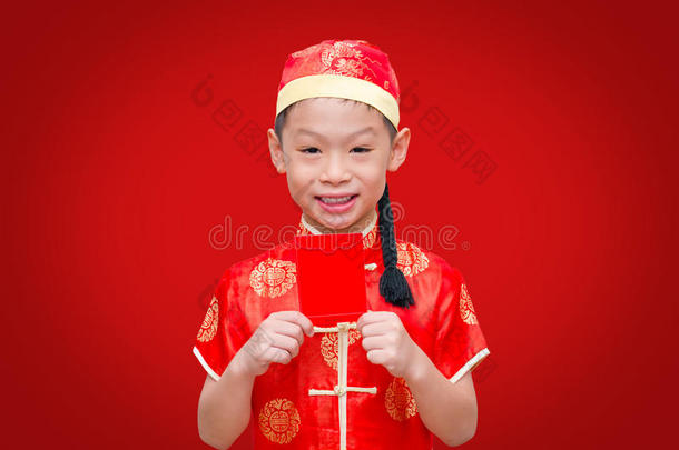 穿着<strong>中国传统</strong>服装的亚洲男孩
