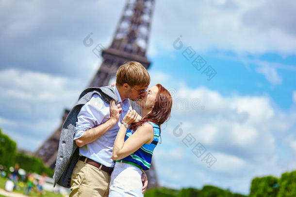 一对夫妇在巴黎埃菲尔铁塔附近接吻