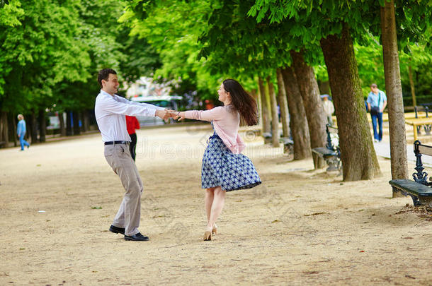 一对夫妇在巴黎的<strong>卢森堡</strong>花园跳舞