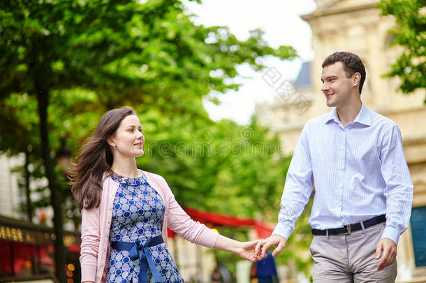 巴黎卢森堡花园里的一对夫妇