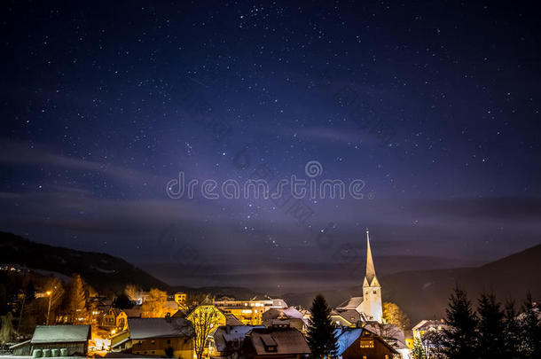 清洁的夜晚星空在高地奥地利小镇上