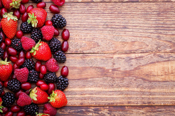 浆果，木桌上的夏天水果。 健康的生活方式概念。