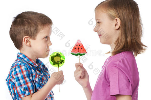 女孩和男孩吃棒棒糖