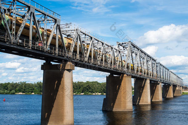 基辅跨第聂伯河的<strong>铁路</strong>桥，有<strong>货运</strong>列车
