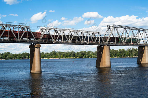 基辅跨第聂伯河的铁路桥，有货运列车