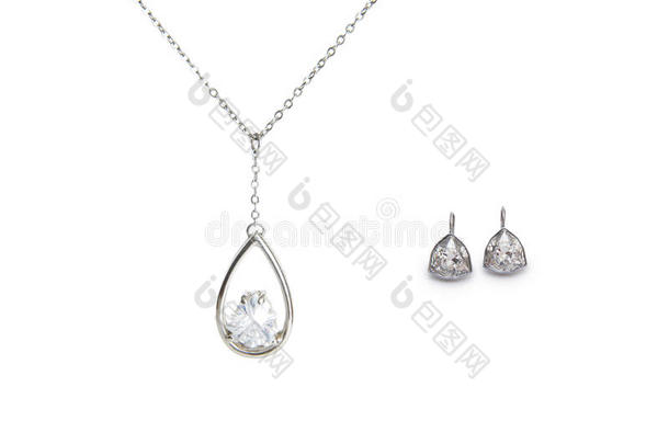 美丽的银项链和<strong>钻石耳环</strong>隔离在白色