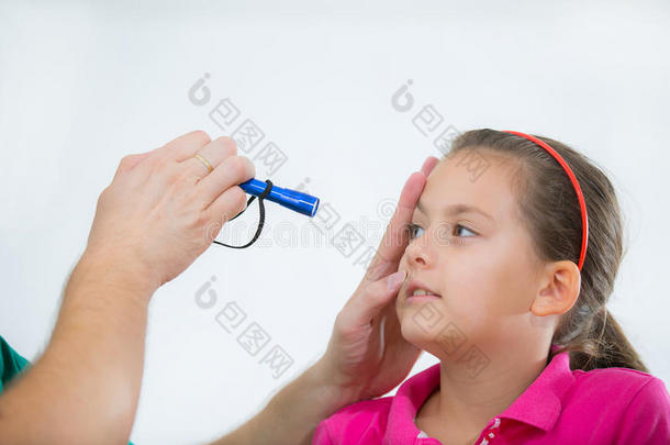 眼科医生检查年轻女孩病人-眼科