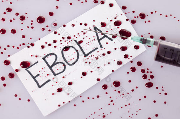 埃博拉概念与充满血液的注射器