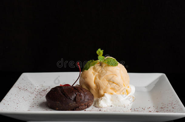巧克力蛋糕与香草冰淇淋，火锅Au巧克力