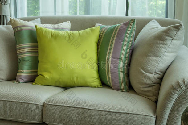 现代沙发上的绿色枕头