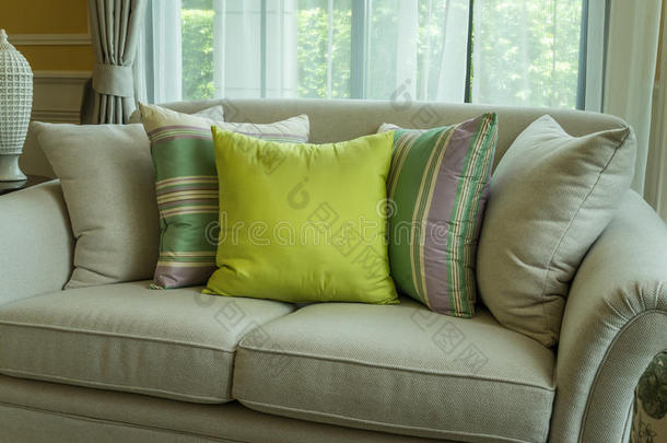 现代沙发上的绿色枕头