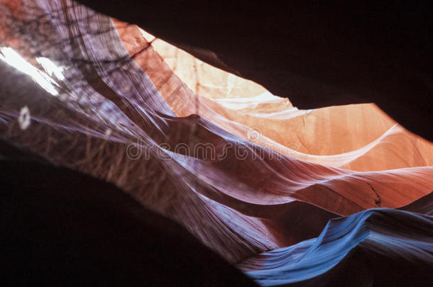 羚羊峡谷的形状和形式，通过悬崖在纳瓦霍保留，亚利桑那州，美国。