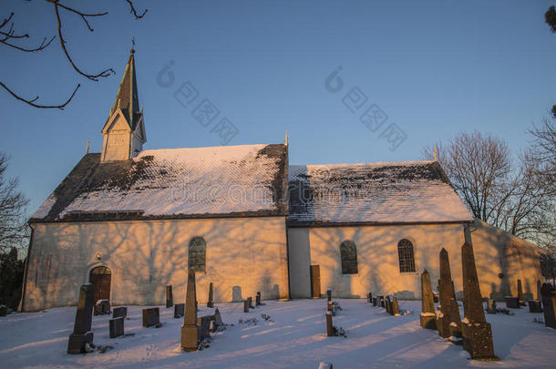 伯格教堂在冬天的服装和日落