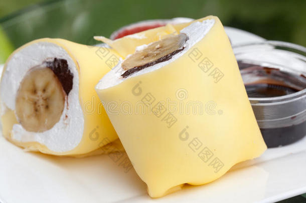 巧克力，奶油和香蕉夹心蛋糕