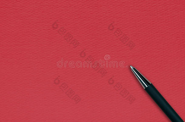 红色纸背景上的黑色圆珠笔