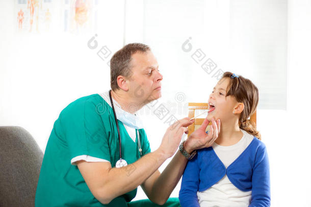 儿科医生检查小女孩的喉咙
