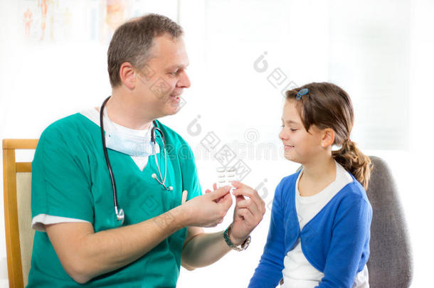 可爱的小女孩参观儿科医生和吃药