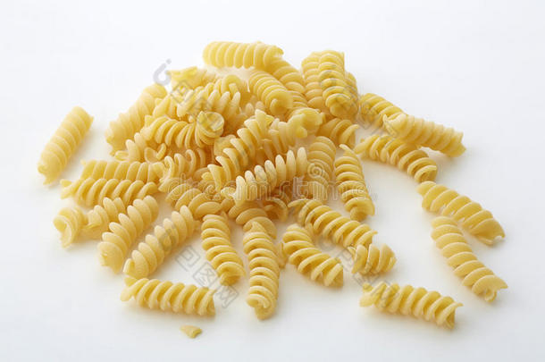 白色背景上的Fusilli