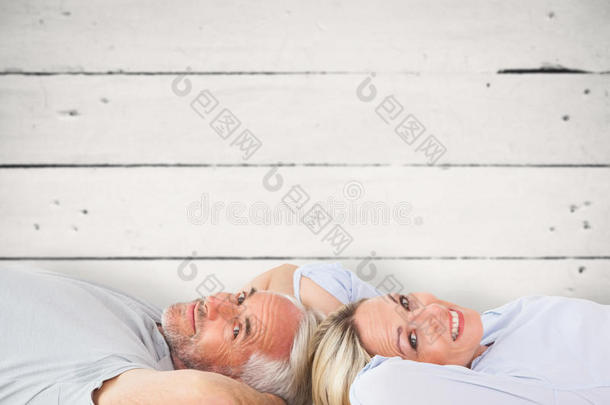 微笑夫妇躺着看相机的复合图像