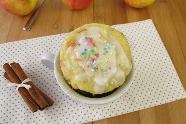 苹果杯蛋糕与糖冰从微波炉
