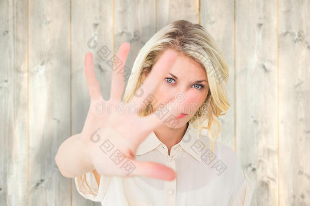 美丽的金发女郎举起手来拍照的复合图像