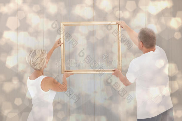 成熟夫妇挂画框的复合图像