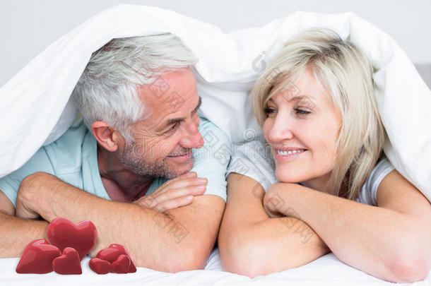 躺在床上的成熟夫妇特写的复合图像