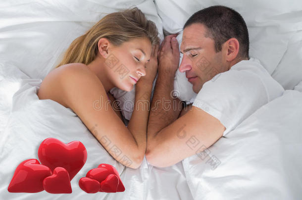 可爱的夫妇躺在<strong>床</strong>上睡觉的复合图像