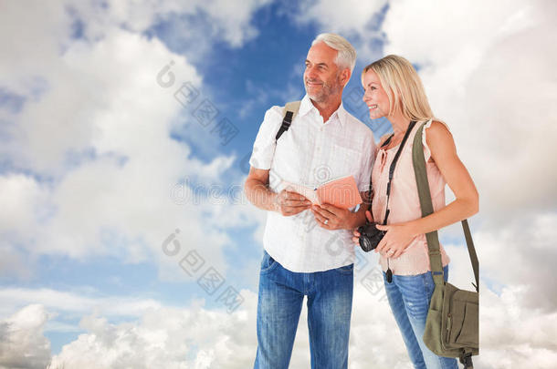 使用指南的快乐旅游夫妇的复合图像