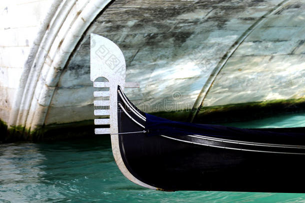贡多拉在威尼斯意大利水道的桥下