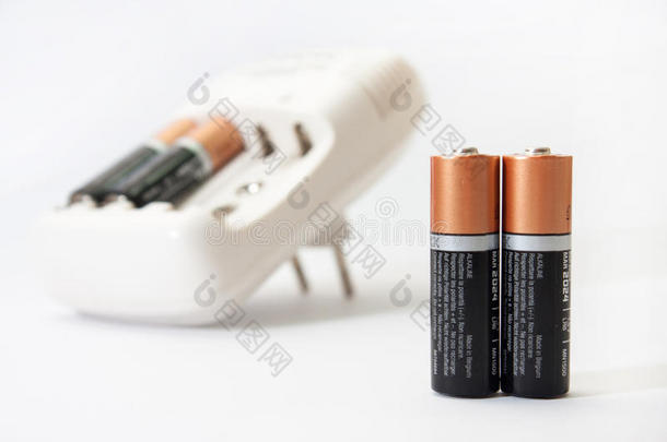 电池<strong>充电器</strong>和电池在白色背景