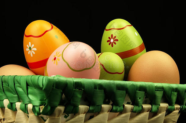五颜六色的复活节彩蛋在普通鸡蛋的<strong>陪伴</strong>下。