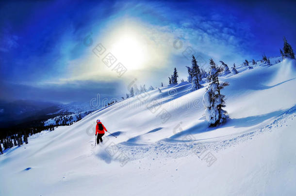 滑雪者在高山上迎着日落滑雪