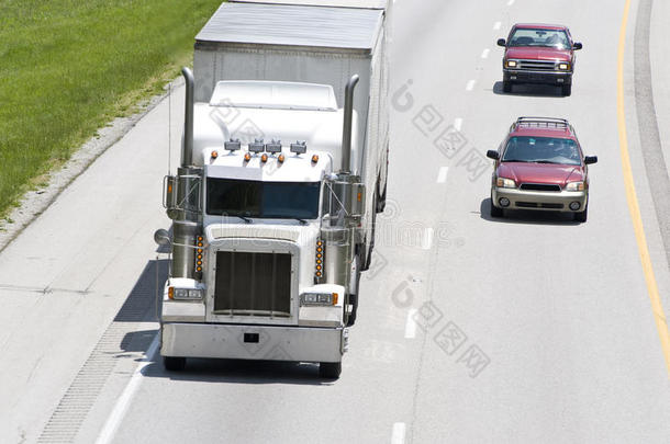 汽车在州际公路上通过大卡车