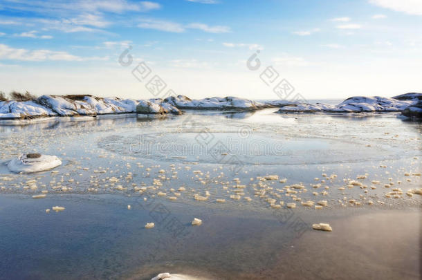 冰冻的峡湾上破碎的冰浮着