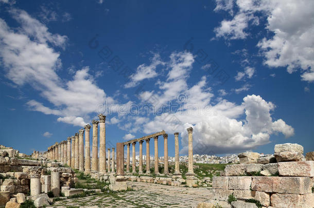 约旦杰拉什市的罗马柱（古代的格拉萨），约旦杰拉什省的首府和最大城市