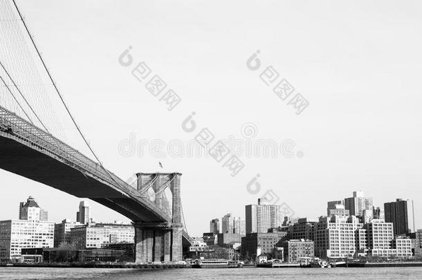 布鲁克林桥在东河上，从新的角度看